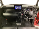 車内は光触媒抗菌消臭施工済です。スタイリッシュなデザインでスポーティなインパネ周りを演出します。グローブボックスやカップホルダーのほかにトレーなどたくさんの収納スペースが付いています。