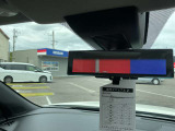 車両後方のカメラ映像をミラーに映し出して、いつでもクリアーな後方視界を確保できる『インテリジェントルームミラー』が装備されています。通常ミラーにも簡単に切り替えが出来ます。♪