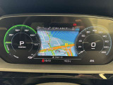 バーチャルコックピットでは、メーターやオーディオ操作、電話選択、地図の確認が可能。パネル内に高解像度の液晶ディスプレイを配置しております。