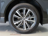 純正のアルミホイール装着車です。タイヤサイズは225/60R18です。
