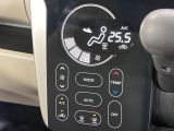 【オートエアコン】一度お好みの温度に設定すれば、車内の温度を検知し風量や温度を自動で調整。暑い&hellip;寒い&hellip;と何度もスイッチ操作をする必要はありません。快適な車内空間には必須の機能ですね♪