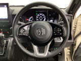 ハンドルにHondaセンシング系のクルーズコントロールやレーンキープアシストなどのスイッチと、オーディオの操作スイッチが装備されています。ハンドルから手を離さず安全に操作できます。