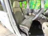 運転席まわりには十分なスペースがあり、大柄な方でもゆったり運転していただける環境です。