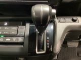 CVT車のセレクトレバーです。低速から高速まで、変速ショックのないスムーズな走りを実現するとともに、エンジン効率のよい領域を維持することで燃費にも貢献します。