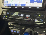 オートエアコン付きなので一度、気温を設定すれば自動的に過ごし易い温度に調整してくれますよ。 車内をいつでも快適空間にしてくれます。