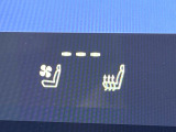 【シートベンチレーション】夏場は涼しい風でお尻や背中の熱やムレを防ぎ、冬はエアコンよりも早く温まってポカポカに!レザーシートにうれしい装備で、季節を問わず快適に過ごせます。