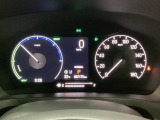 ハイブリット車専用のメーターです。右側の大型スピードメーターに加え、ステアリングスイッチを使って左のマルチインフォメーション・ディスプレイで燃費や動力伝達などの情報が見れるようになっています。