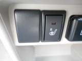 運転席シートヒーター装備。寒い季節にはとても役に立つ有難い装備です。