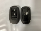 スマートキーを装備しています。鍵を差し込むことなくドアロックの開け閉めと、スタートボタン操作でのエンジンスタートができます。スペアキーも同じものを用意しております。