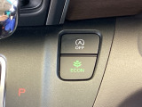 【eコンスイッチ】低燃費運転をサポートするECONモード。スイッチをONすると、エンジンやトランスミッション、A/Cなどを協調制御し、燃費の向上に貢献。エコドライブの効果を高めます。