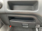 グローブボックスは奥行きがありたっぷり収納。お子様のお出かけグッズなどもストックしておけます。
