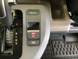 ブレーキホールド機能付き。信号待ちなど足を離してもブレーキ状態を保ち、アクセルを踏むと自動解除されます。スムーズな発進が可能です。
