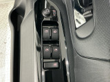 狭い駐車場で便利な電動格納ドアミラーが付いています。