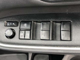 パワーウィンドのスイッチです。運転席に座りながら、助手席や後席の窓を開け閉めできるので大変便利ですよ。