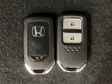 スマートキーを装備しています。鍵を差し込むことなくドアロックの開け閉めと、スタートボタン操作でのエンジンスタートができます。スペアキーも同じものを用意しております。