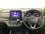 車内は光触媒抗菌消臭施工済です。スタイリッシュなデザインでスポーティなインパネ周りを演出します。グローブボックスやカップホルダーのほかにトレーなどたくさんの収納スペースが付いています。