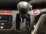 CVT車のセレクトレバーです。低速から高速まで、変速ショックのないスムーズな走りを実現するとともに、エンジン効率のよい領域を維持することで燃費にも貢献します。