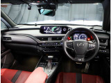 デザインもよく、居心地のよい運転席ですね。分かりやすいスイッチ類ですから操作もしやすく運転をサポートします。