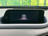 【8.8インチマツダコネクト】車内の雰囲気にマッチした大型のディスプレイ。スマホ接続でのナビ使用やBluetooth再生等、様々な機能が楽しめます。直感的なダイヤル操作が可能で、使い勝手も良好です。