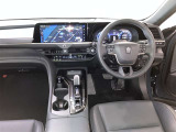 運転席周りのレイアウトをご覧ください。ナビゲーションが綺麗に装着されすっきり収まってますね!