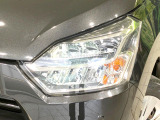 【LEDヘッドライト】悪天候や夜間走行時も良好な視界を確保し安心して運転できる高輝度LEDヘッドライトを装備!点灯速度が早く、消費電力も抑えられています。