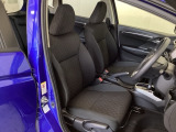 広い足元にゆったり座れるシートは長距離の運転でも疲れにくいシートです。女性でも運転がしやすいようにシートの高さ調整機能(シートリフター)がついています。