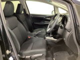 広い足元にゆったり座れるシートには肘掛けも装備しており長距離の運転でも疲れにくくなってます。女性でも運転がしやすいように、シートの高さ調整機能(シートリフター)がついています。
