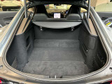 ゆったりとしたトランクルームでございます。たくさんのお荷物の車載が可能でございます。