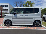 乗り降りのイメージが湧く左側面。ドア面の通りやスライド有無、小キズの出やすい部分も確認◎。