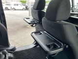 前席背面には格納式テーブルが付いており、休憩時のちょっとした小物置きに使えて便利です。