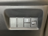 ハンドルの右側にはヘットライトリベライザーとVSA(ABS+TCS+横滑り抑制)の解除スイッチがついています。ヘッドライトリベライザーは道路状況や積荷の加重に応じてライトの高さを調節できます。