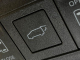 【パワーバックドア】スマートキーや運転席のボタンを押すだけでリアゲートが自動で開閉します!荷物を持っている時や、高い位置にあるバックドアを閉める際に便利な機能です♪
