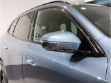 【BMWミラー】視認性の高いスタイリッシュなミラー。自動防眩機能も付いており夜間のドライビングをサポートします。