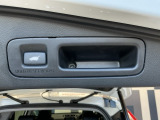 自動でリアゲートを開閉できる電動リアゲート付きです!荷物で両手が塞がっている時に大変便利です!