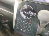 【オートエアコン】一度お好みの温度に設定すれば、車内の温度を検知し風量や温度を自動で調整。暑い&hellip;寒い&hellip;と何度もスイッチ操作をする必要はありません。快適な車内空間には必須の機能ですね♪