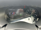 見やすいスピードメーターです。走行距離はこちらで確認できます。