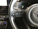 ステアリングスイッチでハンドルから手を離さなくても、音量やチャンネルなどの調整ができて安全です。