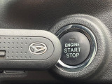 【キーフリーシステム】カバンやポケットに入れたままでもドアの施錠・解錠が可能なスマートキーを装備。エンジンのオン・オフ時もカギを取り出す必要が無いからとっても便利です♪