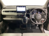 車内は光触媒抗菌消臭施工済です。インパネ周りはスタイリッシュなデザインで機能や装備も充実しています。グローブボックスやカップホルダーのほかにトレーなどたくさんの収納スペースが付いています。