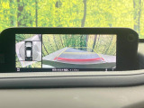 【マルチテレインモニター】車のフロントやサイドのカメラ画像を同時にモニター表示することで、悪路や狭い道を走行時でも周囲の状況確認ができ安心!本格SUVにうれしい装備です♪