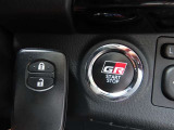 エンジンスタートスイッチです。キーが車内にあれば、エンジンの始動や停止はスイッチを押すだけ!キーを取り出す手間を省き、ワンプッシュで操作できるので簡単でスムーズです。