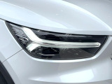 【LEDヘッドライト】ハイビームを先行車や対向車にあてず、その両サイドではハイビーム照射を維持。見える範囲が段違いに広くなりました。北欧神話に登場するトールハンマーをモチーフにデザイン。
