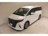 明るさが室内に溢れるムーンルーフですね。 暗い車内でも外の天候関係なく明るい光を取り入れることが出来ますね。 気持ちよくドライビングできますよ。