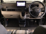 車内は光触媒抗菌消臭施工済です。スタイリッシュなデザインで暖かみのあるインパネ周りを演出します。グローブボックスやカップホルダーのほかにトレーなどたくさんの収納スペースが装備されています。