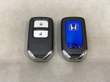 スマートキーを装備しています。鍵を差し込むことなくドアロックの開け閉めと、スタートボタン操作でのエンジンスタートができます。スペアキーも同じものを用意しております。