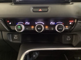 オートエアコンがついてます。左右独立で温度設定のできるデュアルオートエアコンです。パネル内のシートヒータースイッチは前席の左右別々に温度設定ができます。