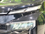 【LEDヘッドライト】悪天候や夜間走行時も良好な視界を確保し安心して運転できる高輝度LEDヘッドライトを装備!点灯速度が早く、消費電力も抑えられています。
