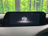 【8.8インチマツダコネクト】車内の雰囲気にマッチした大型のディスプレイ。スマホ接続でのナビ使用やBluetooth再生等、様々な機能が楽しめます。直感的なダイヤル操作が可能で、使い勝手も良好です。