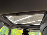 【サンルーフ】開放感たっぷりの希少装備、サンルーフが装着されています!車内に明かりを取り入れたり景色を楽しむ以外にも、車内の空気も簡単に換気できて快適です!