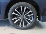 純正のアルミホイール装着車です。タイヤサイズは175/55R15です。